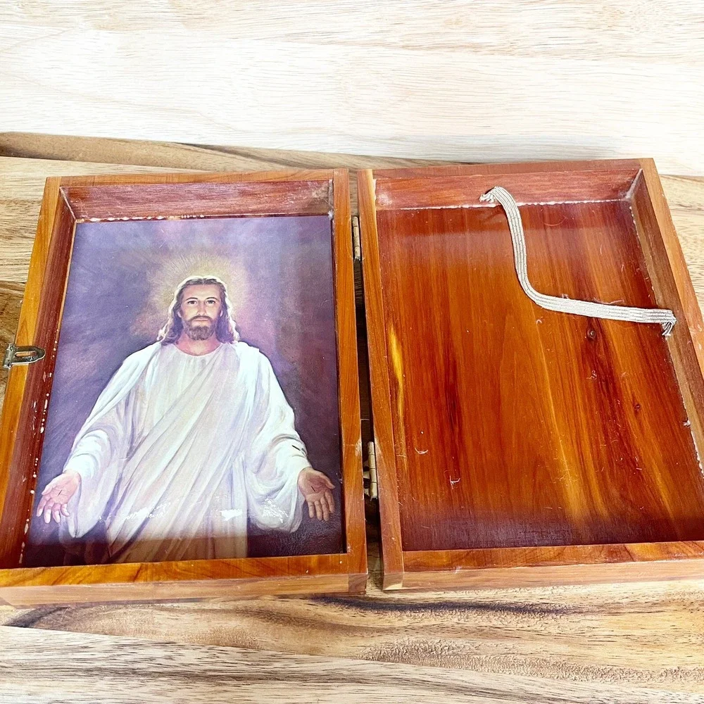 Vintage 1976 United Auto Memorial Holy Bible in Cedar Box KJV King James Version